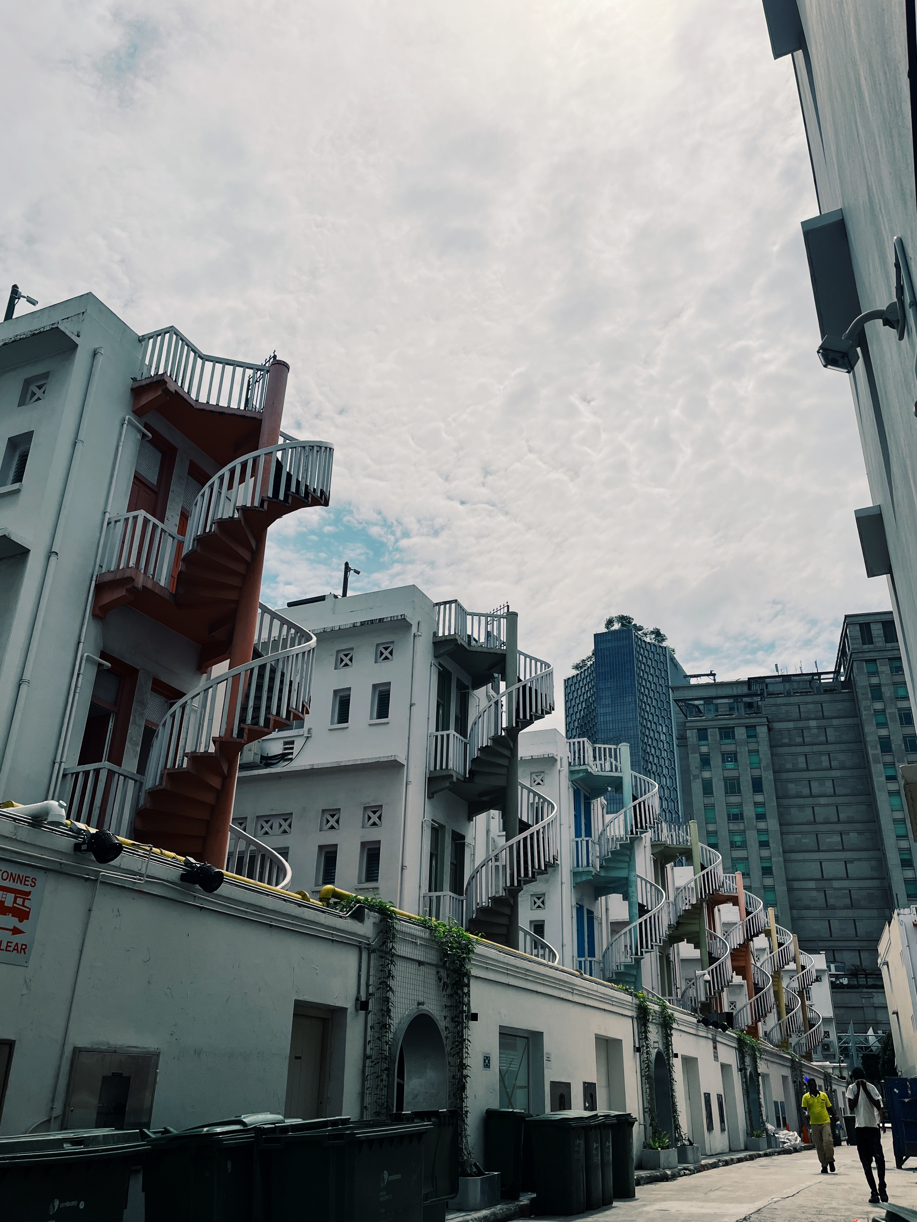 '一整排的逃生梯很可愛'