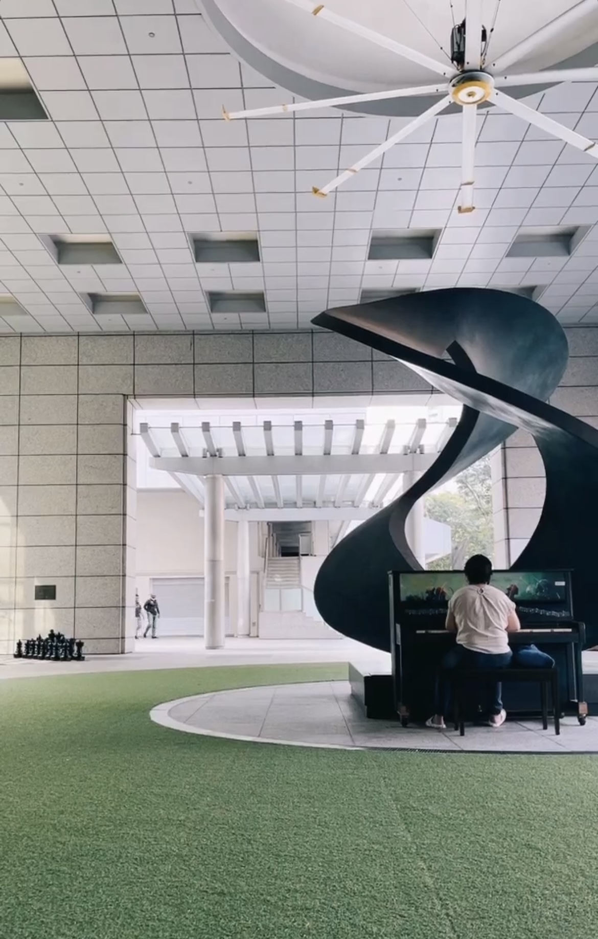 '門口彈奏鋼琴的人'