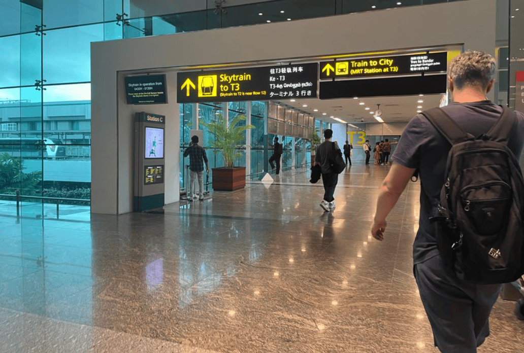 '第一航廈往T3的接駁車入口'